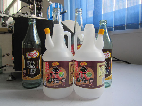 食用油瓶貼標(biāo)機(jī)